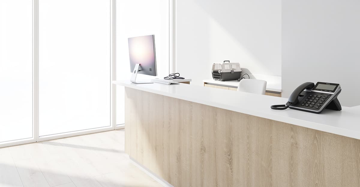 Bureau d'accueil d'une clinique vétérinaire moderne illustrant la réglementation téléphonique vétérinaire